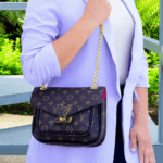 Bolso Louis Vuitton replicas AAA de lujo, bandolera para mujer con cadena, diseño chic en café y negro.