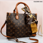 Bolso Louis Vuitton replicas AAA de lujo, elegante diseño clásico monogram, color Café, versátil para llevar al hombro o mano.