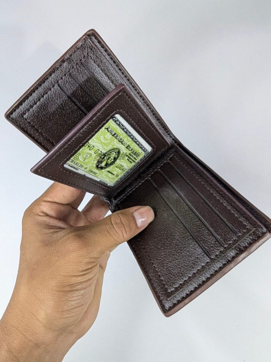 Billetera para hombres cuero genuino, plegable, doble, dos tonos café, resistente, con diseño elegante y logo Levi's.