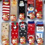 Calcetines semialtos unisex, navideños, con diseños divertidos de muñecos, renos y jengibre, ideales para comodidad festiva invernal.