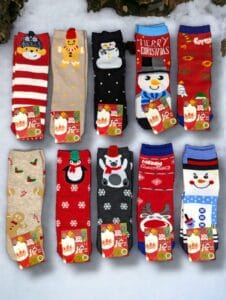 Calcetines semialtos unisex, navideños, con diseños divertidos de muñecos, renos y jengibre, ideales para comodidad festiva invernal.