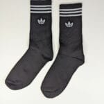 Calcetas Adidas altas de franjas Horizontales, cómodas para deporte, casual, unisex, con logo Trefoil.