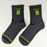 Calcetas yankees, algodón transpirable, cómodas, diseño deportivo con logo oficial en Naranja y Verde.