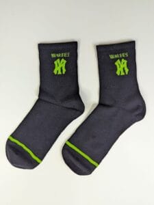 Calcetas yankees, algodón transpirable, cómodas, diseño deportivo con logo oficial en Naranja y Verde.