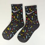 Calcetas Nike de confeti negras vibrantes con diseño multicolor divertido para estilo urbano y diario.