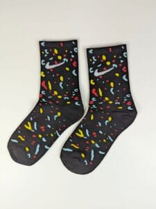 Calcetas Nike de confeti negras vibrantes con diseño multicolor divertido para estilo urbano y diario.