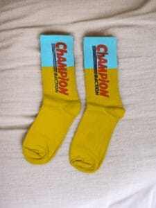 Calcetas con diseños vibrantes y modernos, ideales para complementar cualquier atuendo diario, cómodas, deportivas y versátiles.
