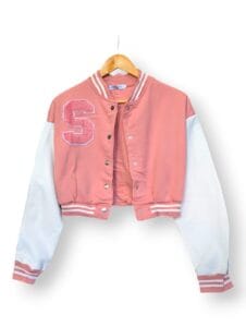 Chaqueta para mujeres estilo bomber universitaria casual moderna con diseño retro juvenil y varios colores vibrantes