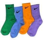 Calcetas Nike con diseños, altas de colores vibrantes y cómodas para un estilo deportivo y uso casual.