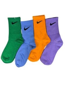 Calcetas Nike con diseños, altas de colores vibrantes y cómodas para un estilo deportivo y uso casual.