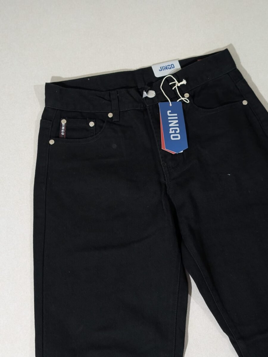 Pantalón Jingo imitación de mezclilla, corte recto clásico y casual para hombre, disponible en Petróleo, Azul, Negro.