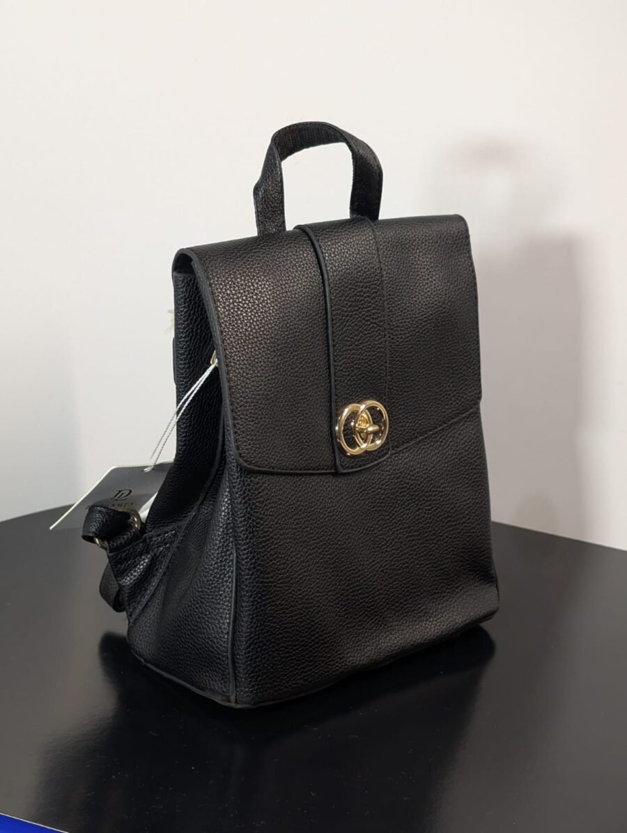 Mini mochila elegante para mujeres de cuerina, estilo urbano con herrajes dorados, ideal para el día a día y disponible en varios colores