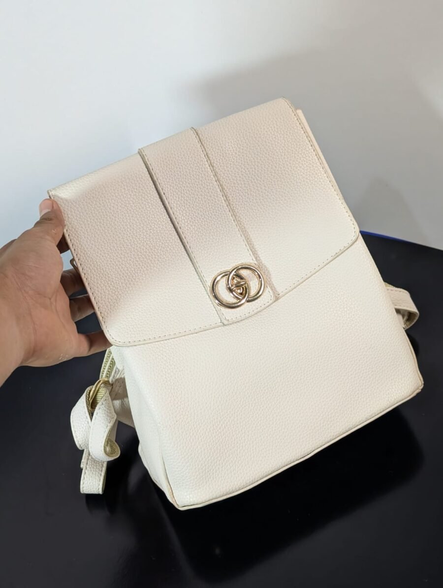 Mini mochila elegante para mujeres de cuerina, estilo urbano con herrajes dorados, ideal para el día a día y disponible en varios colores