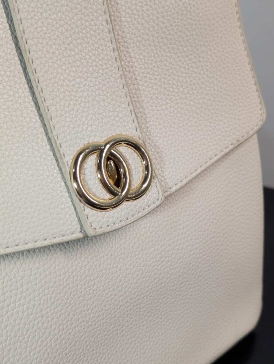 Mini mochila elegante para mujeres de cuerina, estilo urbano con herrajes dorados, ideal para el día a día y disponible en varios colores