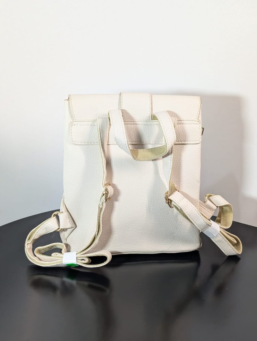 Mini mochila elegante para mujeres de cuerina, estilo urbano con herrajes dorados, ideal para el día a día y disponible en varios colores