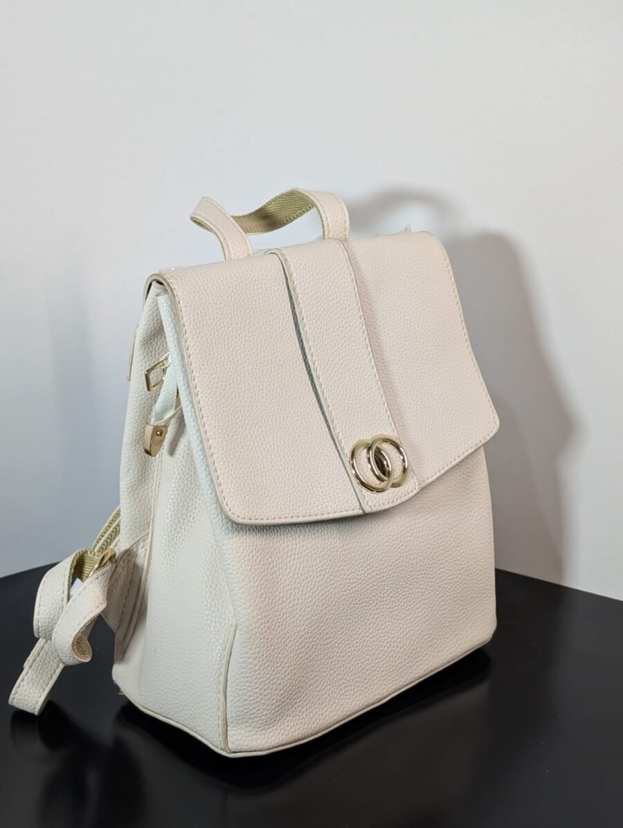 Mini mochila elegante para mujeres de cuerina, estilo urbano con herrajes dorados, ideal para el día a día y disponible en varios colores
