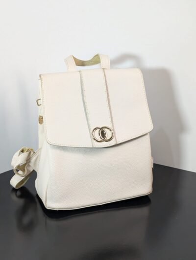 Mini mochila elegante para mujeres de cuerina, estilo urbano con herrajes dorados, ideal para el día a día y disponible en varios colores