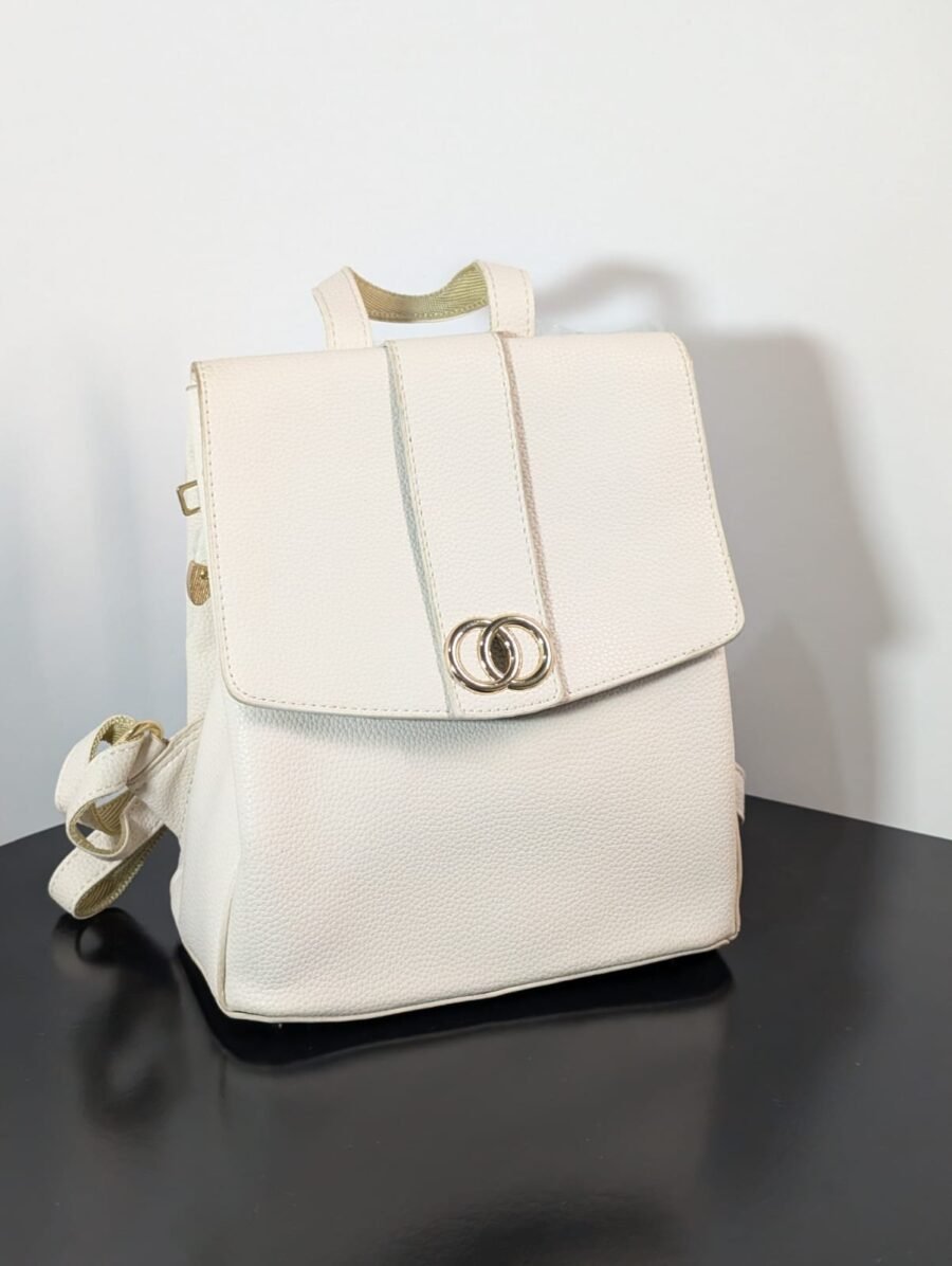 Mini mochila elegante para mujeres de cuerina, estilo urbano con herrajes dorados, ideal para el día a día y disponible en varios colores
