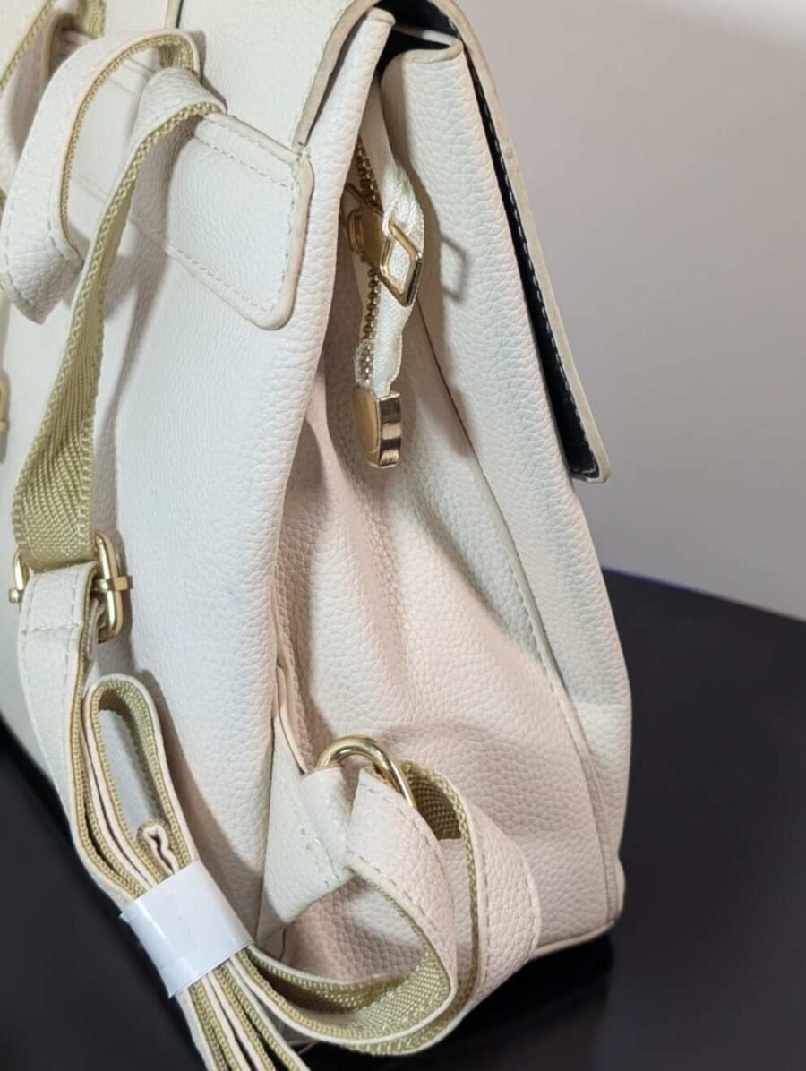 Mini mochila elegante para mujeres de cuerina, estilo urbano con herrajes dorados, ideal para el día a día y disponible en varios colores