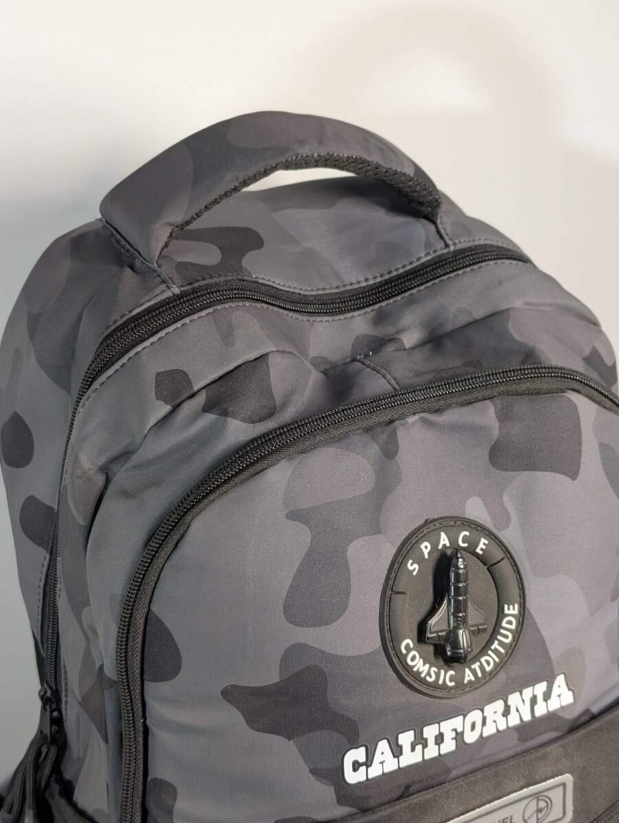 Mochila camufle CALIFORNIA para hombres tamaño grande urbana espacial resistente uso diario colores Grises.