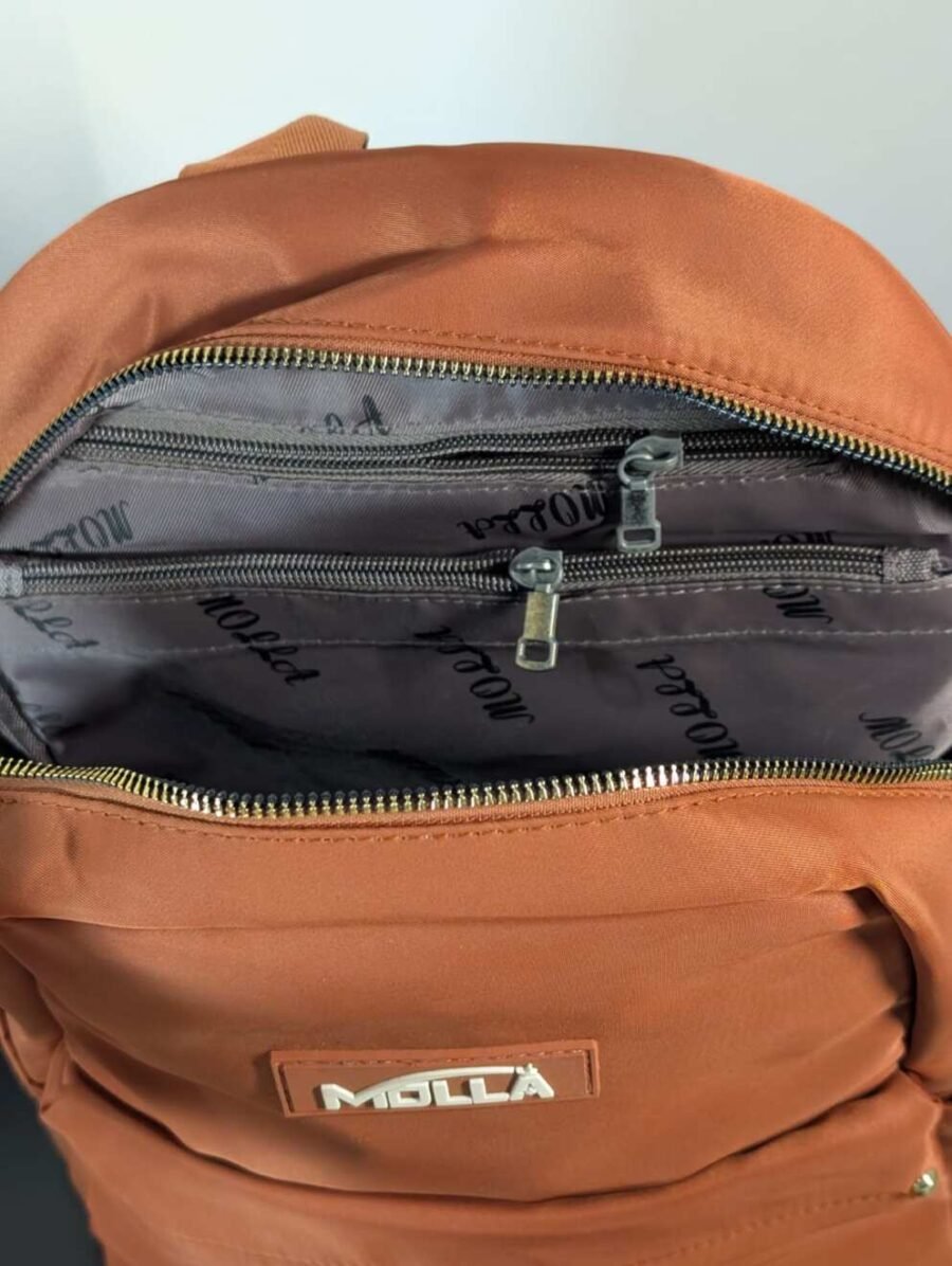 Mochila pequeña marca Molla para mujeres, urbana y elegante con múltiples compartimentos para el día a día