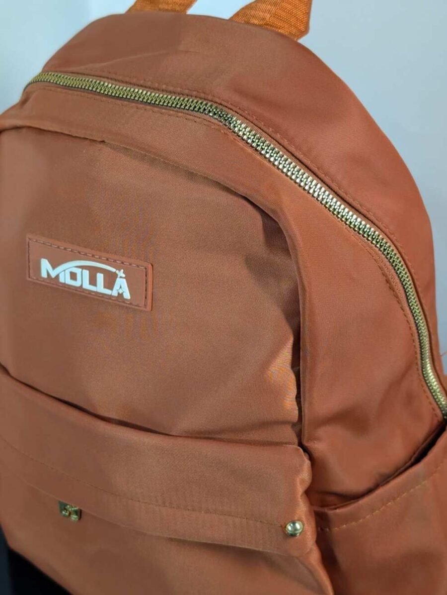 Mochila pequeña marca Molla para mujeres, urbana y elegante con múltiples compartimentos para el día a día