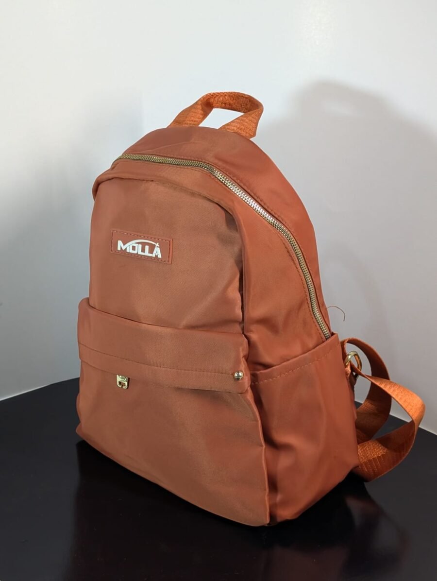 Mochila pequeña marca Molla para mujeres, urbana y elegante con múltiples compartimentos para el día a día