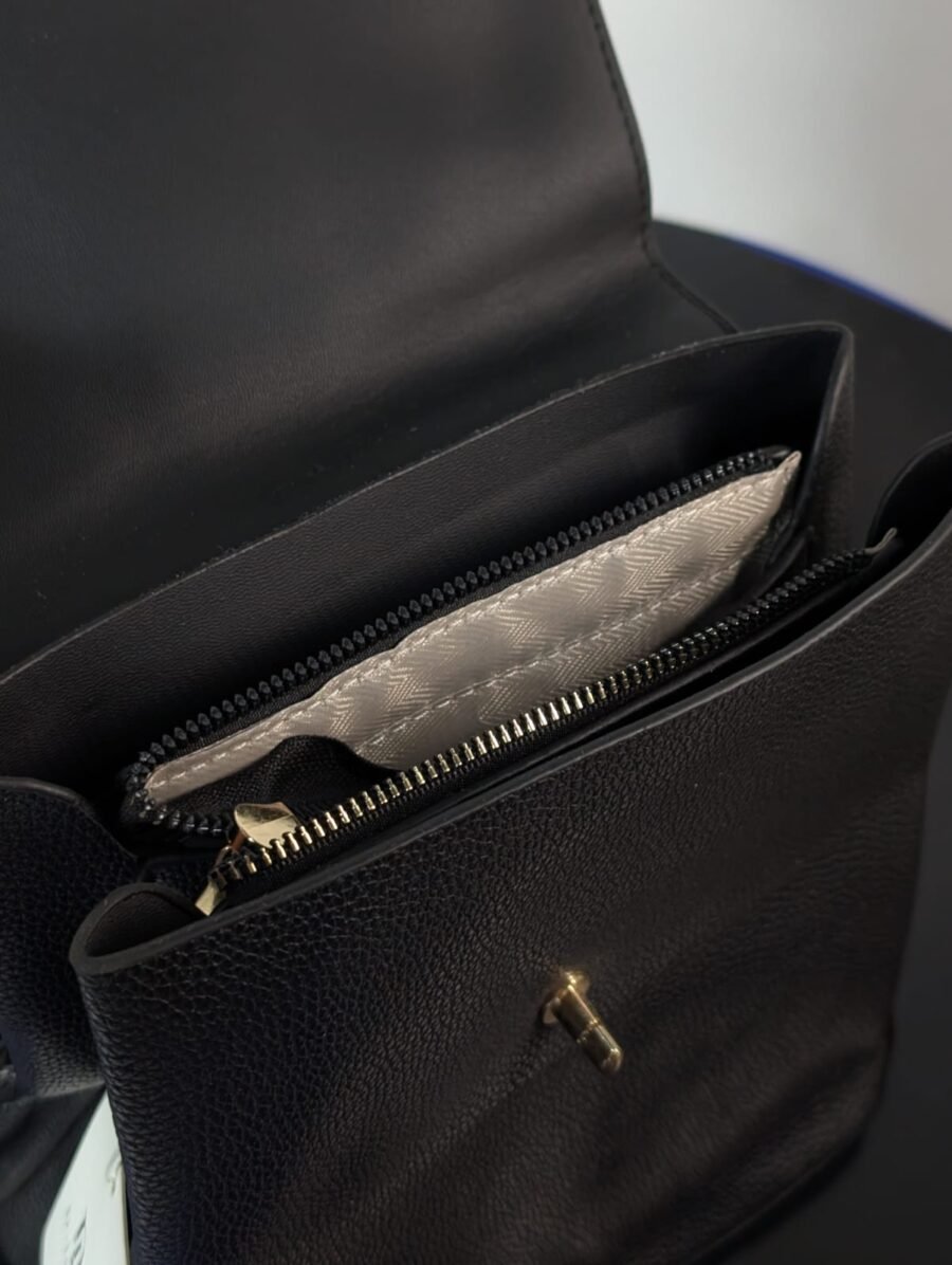 Mini mochila elegante para mujeres de cuerina, estilo urbano con herrajes dorados, ideal para el día a día y disponible en varios colores