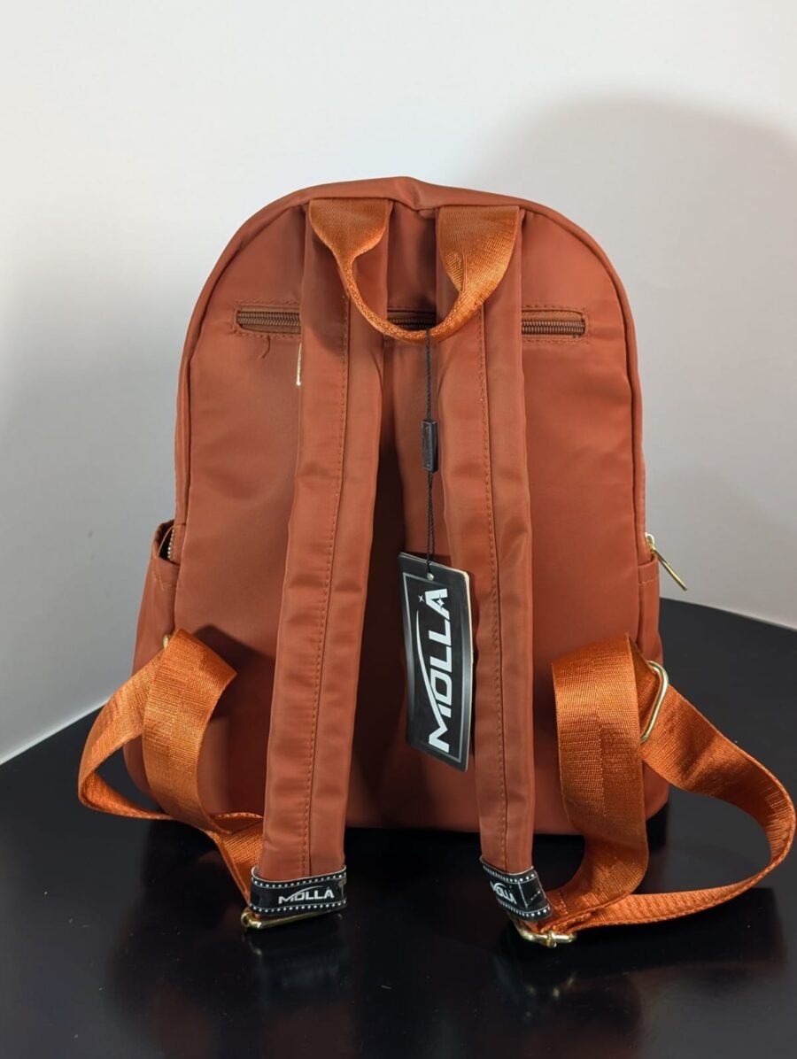 Mochila pequeña marca Molla para mujeres, urbana y elegante con múltiples compartimentos para el día a día