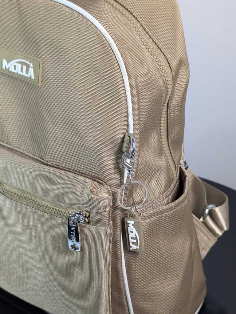 Mochila pequeña marca Molla para mujeres moderna, ideal para uso diario y casual, con múltiples compartimentos.