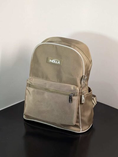 Mochila pequeña marca Molla para mujeres moderna, ideal para uso diario y casual, con múltiples compartimentos.