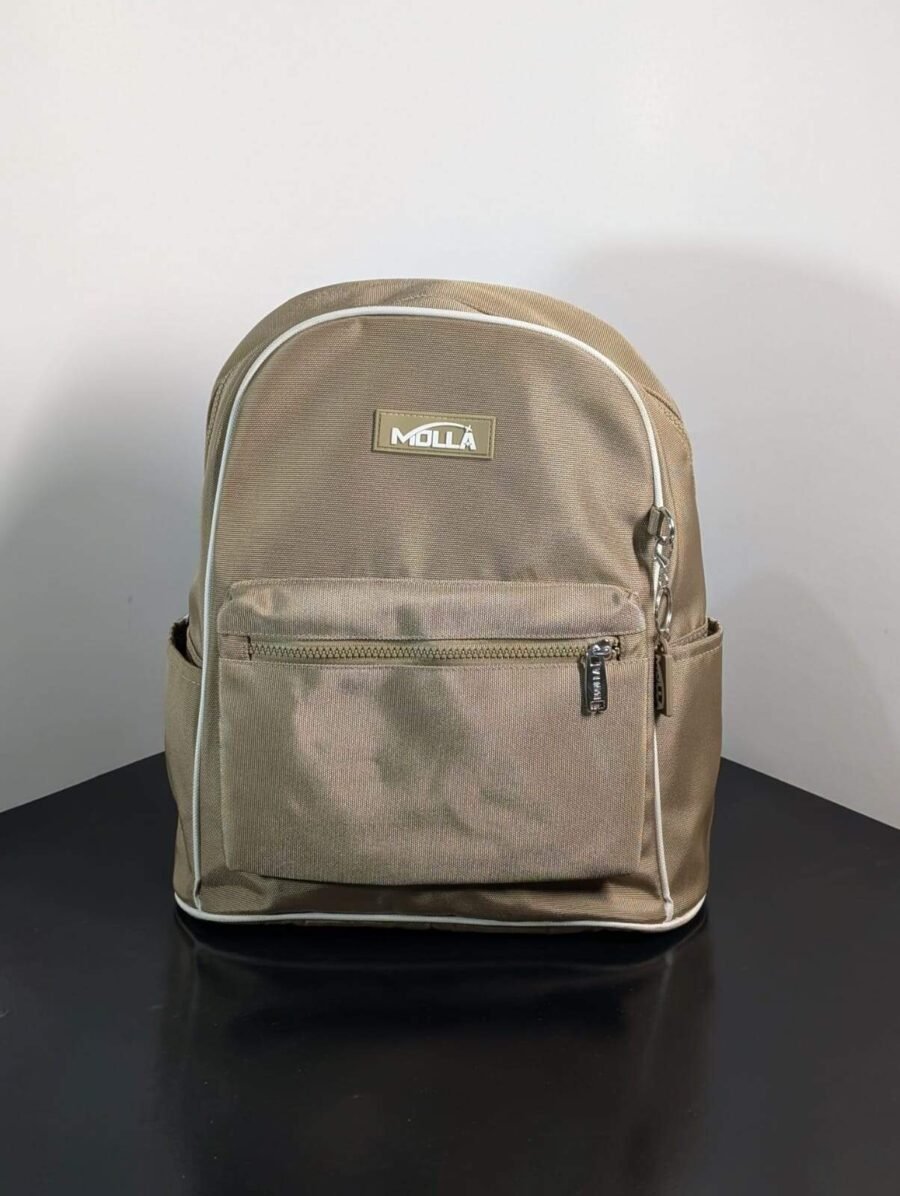 Mochila pequeña marca Molla para mujeres moderna, ideal para uso diario y casual, con múltiples compartimentos.