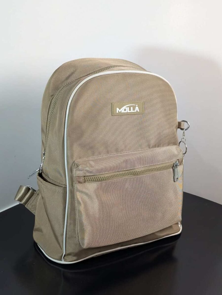 Mochila pequeña marca Molla para mujeres moderna, ideal para uso diario y casual, con múltiples compartimentos.