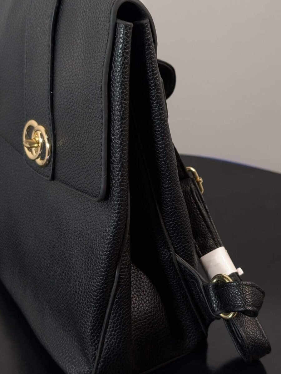 Mini mochila elegante para mujeres de cuerina, estilo urbano con herrajes dorados, ideal para el día a día y disponible en varios colores