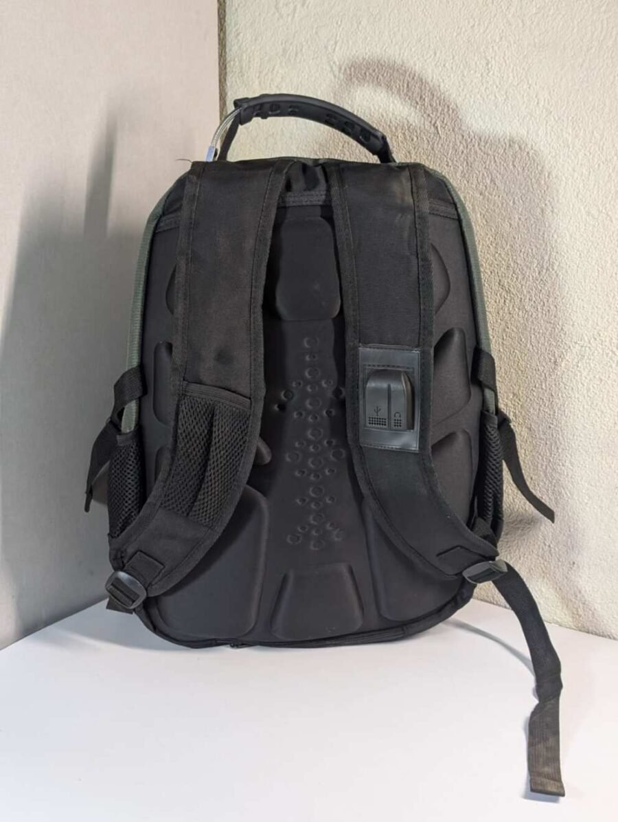 Mochilas Swissgear para hombres resistentes con múltiples compartimentos, ideales para laptop, viajes, oficina y uso diario, disponibles en variados colores.