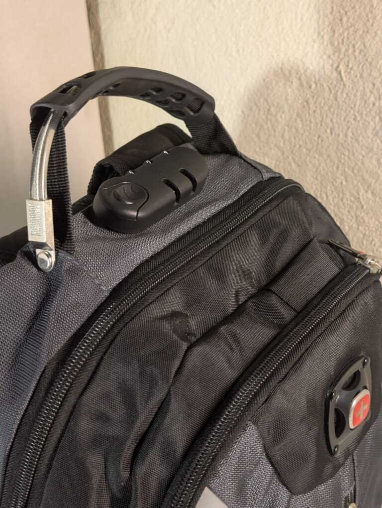 Mochilas Swissgear para hombres resistentes con múltiples compartimentos, ideales para laptop, viajes, oficina y uso diario, disponibles en variados colores.