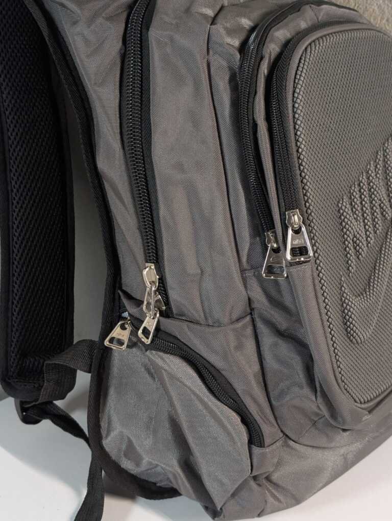 Mochila Nike para hombres, espaciosa y resistente para deporte o uso diario, disponible en azul y gris.