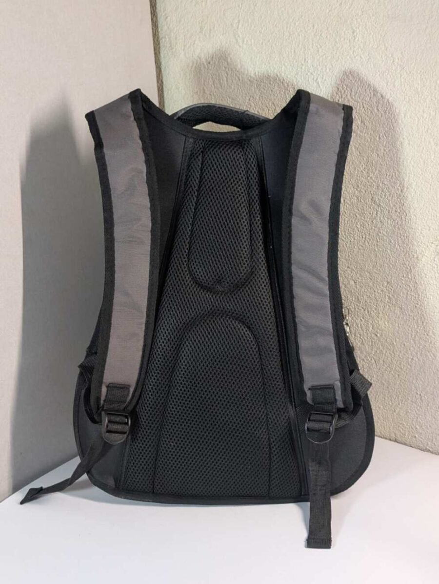 Mochila Nike para hombres, espaciosa y resistente para deporte o uso diario, disponible en azul y gris.