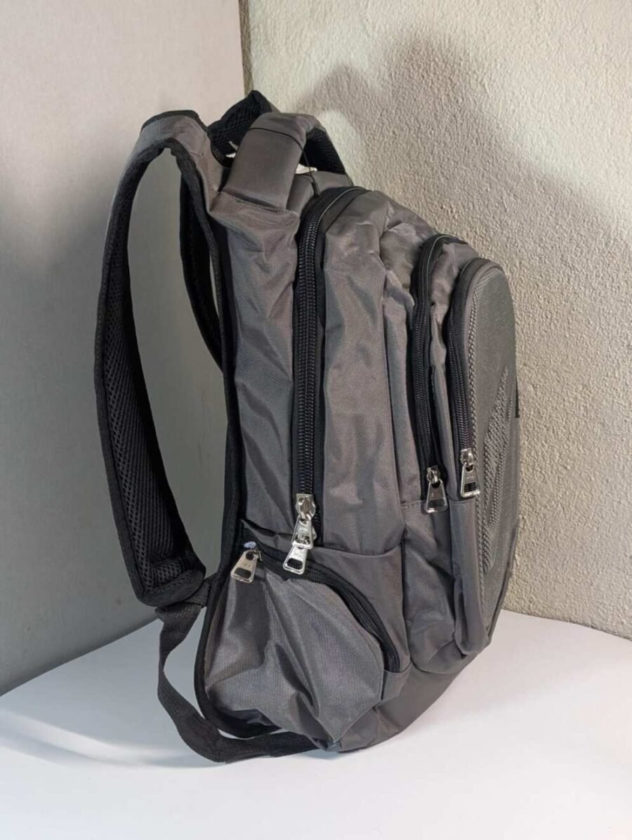 Mochila Nike para hombres, espaciosa y resistente para deporte o uso diario, disponible en azul y gris.