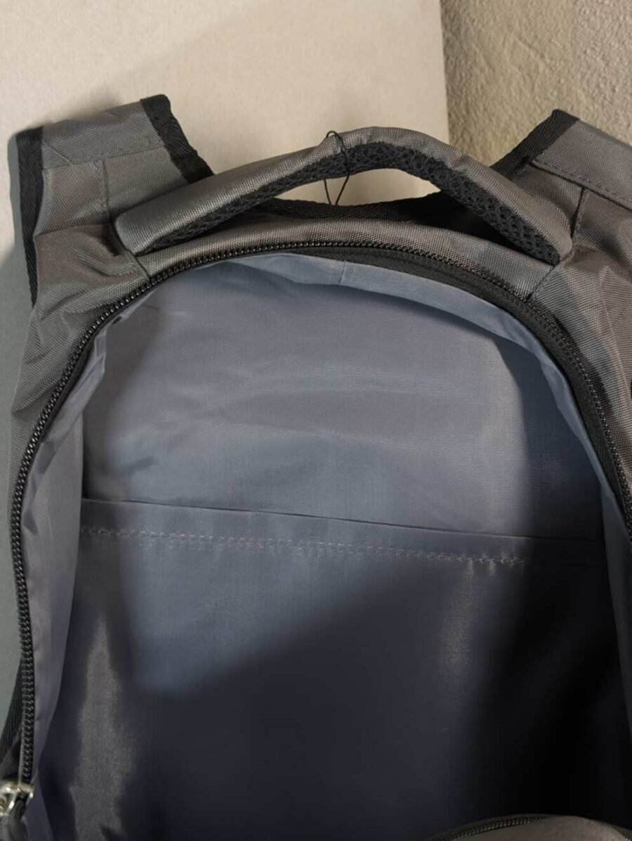 Mochila Nike para hombres, espaciosa y resistente para deporte o uso diario, disponible en azul y gris.