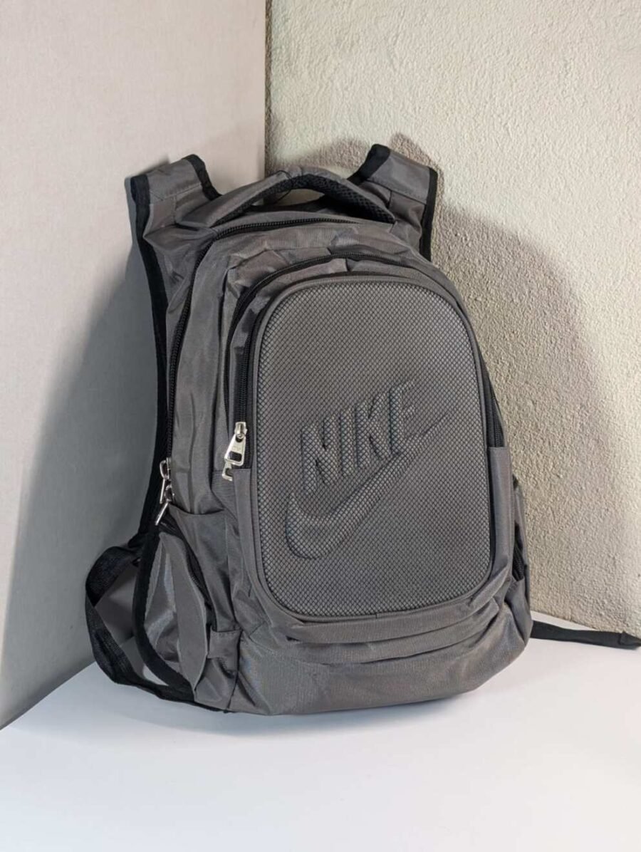 Mochila Nike para hombres, espaciosa y resistente para deporte o uso diario, disponible en azul y gris.