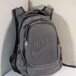 Mochila Nike para hombres, espaciosa y resistente para deporte o uso diario, disponible en azul y gris.