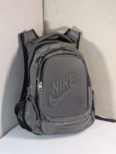 Mochila Nike para hombres, espaciosa y resistente para deporte o uso diario, disponible en azul y gris.