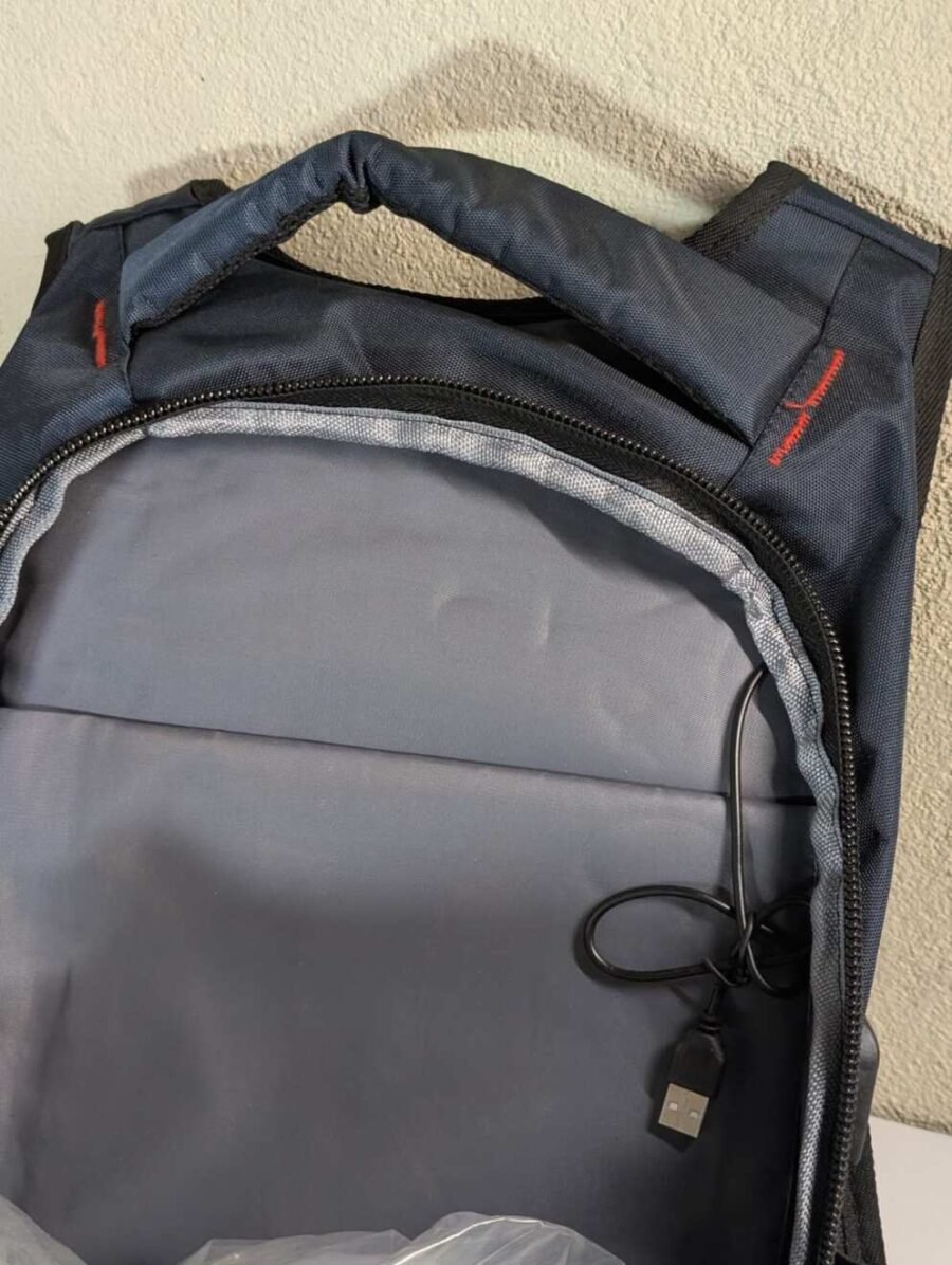 Mochila Nike para hombres, espaciosa y resistente para deporte o uso diario, disponible en azul y gris.