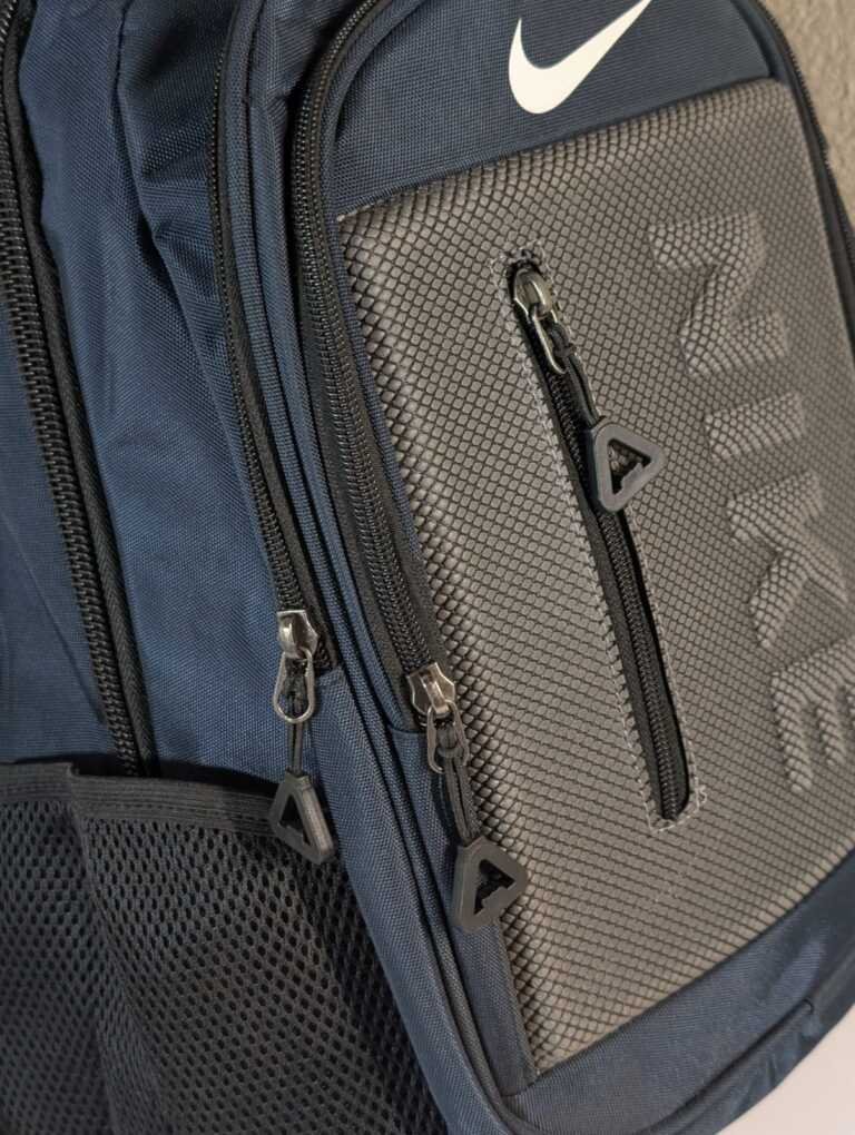 Mochila Nike para hombres, espaciosa y resistente para deporte o uso diario, disponible en azul y gris.