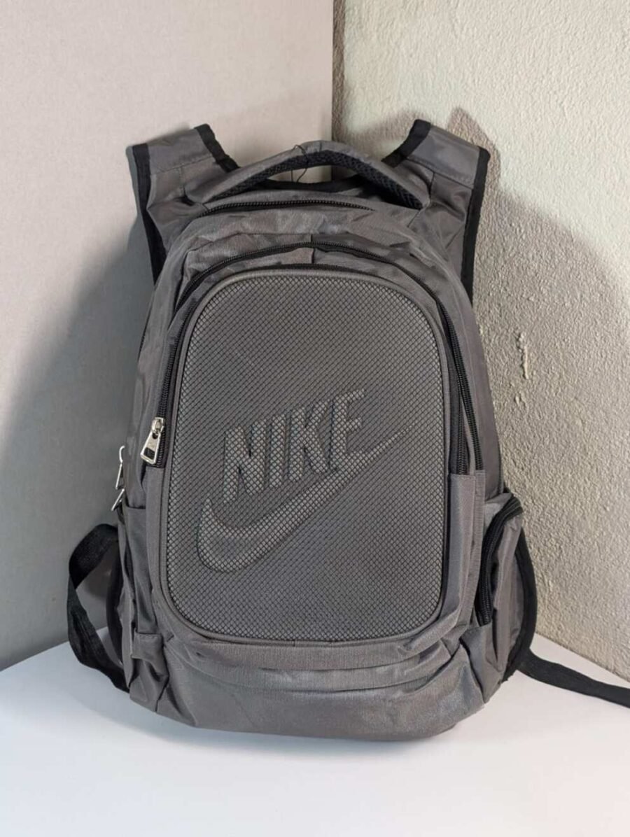 Mochila Nike para hombres, espaciosa y resistente para deporte o uso diario, disponible en azul y gris.