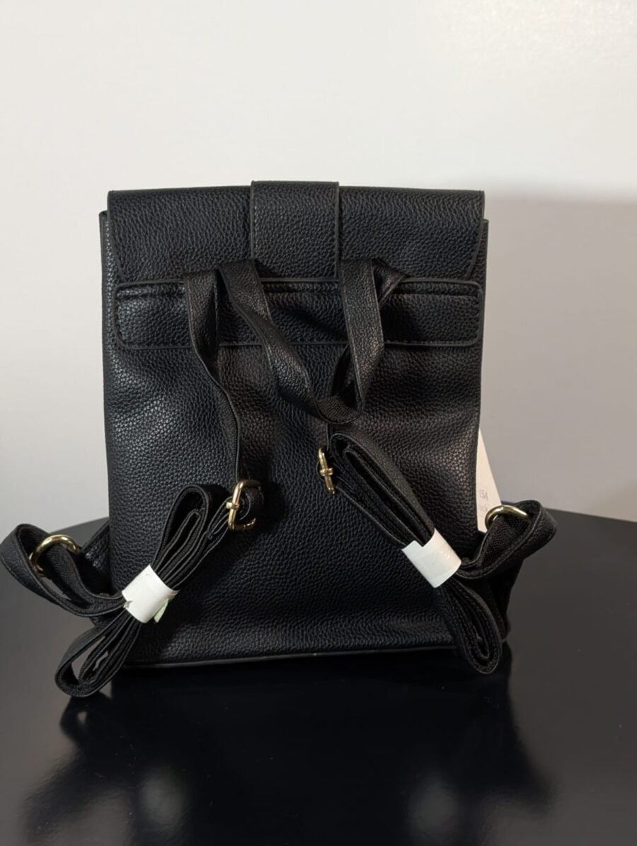 Mini mochila elegante para mujeres de cuerina, estilo urbano con herrajes dorados, ideal para el día a día y disponible en varios colores