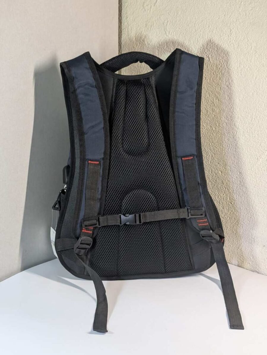 Mochila Nike para hombres, espaciosa y resistente para deporte o uso diario, disponible en azul y gris.