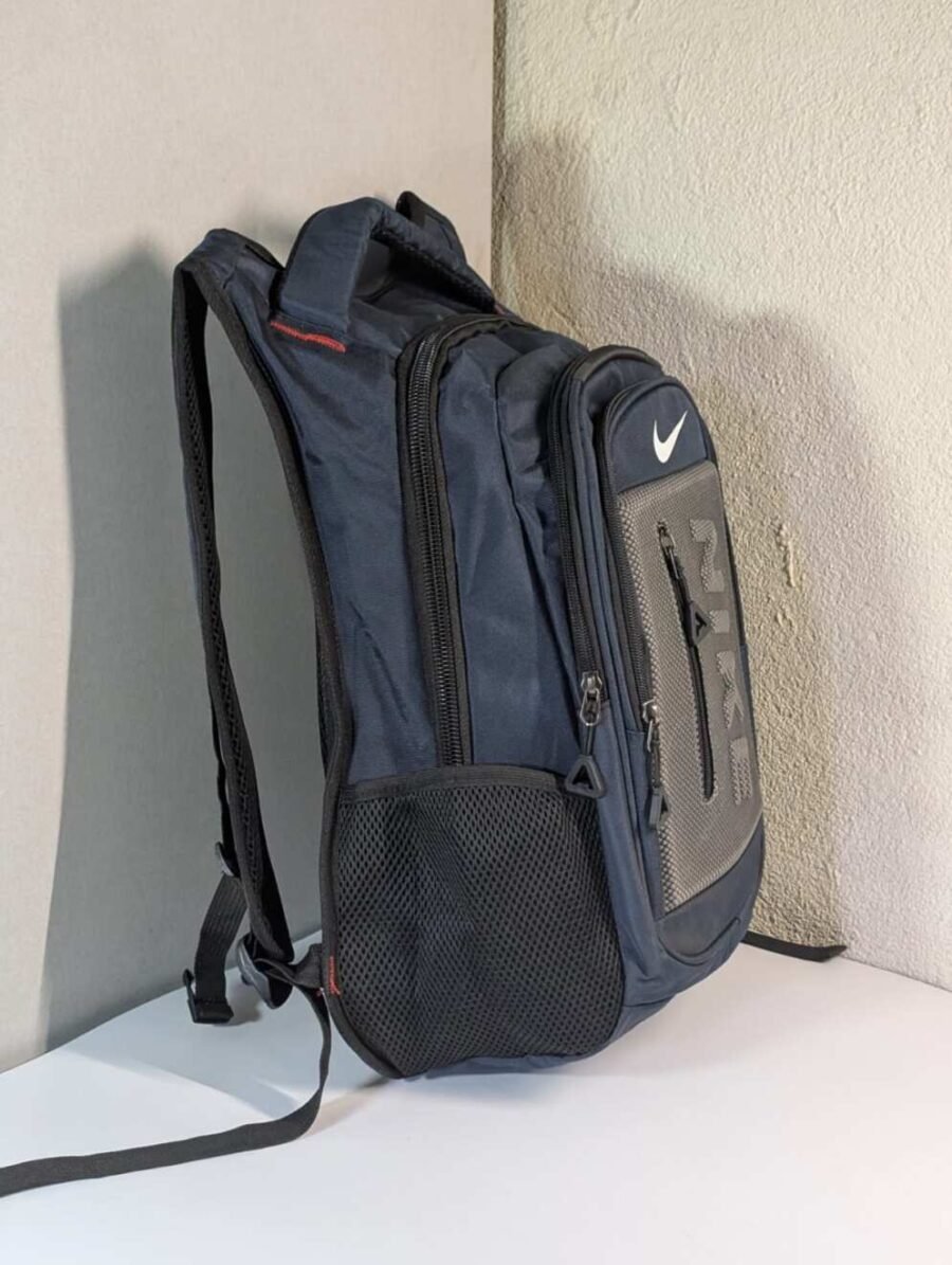 Mochila Nike para hombres, espaciosa y resistente para deporte o uso diario, disponible en azul y gris.