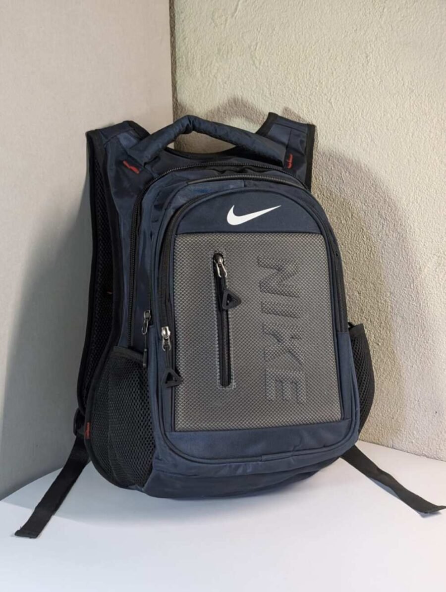 Mochila Nike para hombres, espaciosa y resistente para deporte o uso diario, disponible en azul y gris.